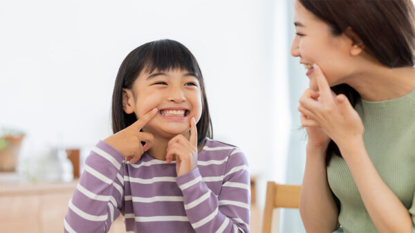 歯を見せる親子