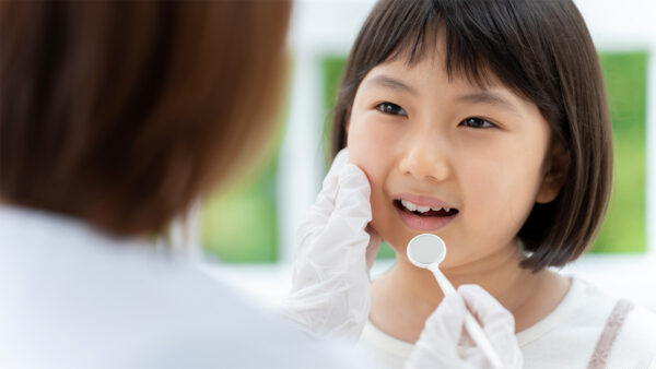 歯科検診を受ける子供