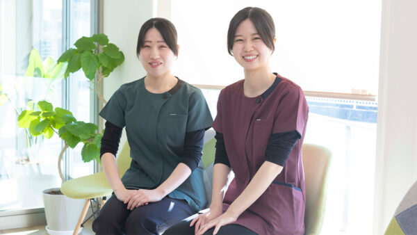 衛生士の女性2人