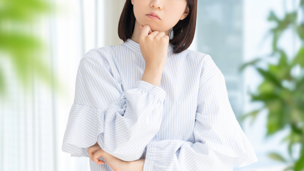 考えている女性