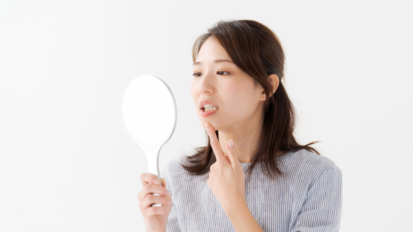 歯が気になって見ている様