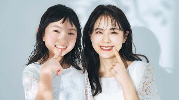 きれいな歯を見せる親子