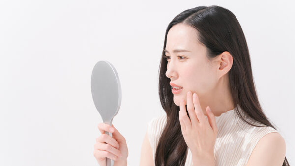 歯並びに悩む女性
